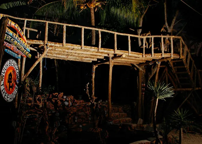 Nyuh Bengkok Tree House Batununggul